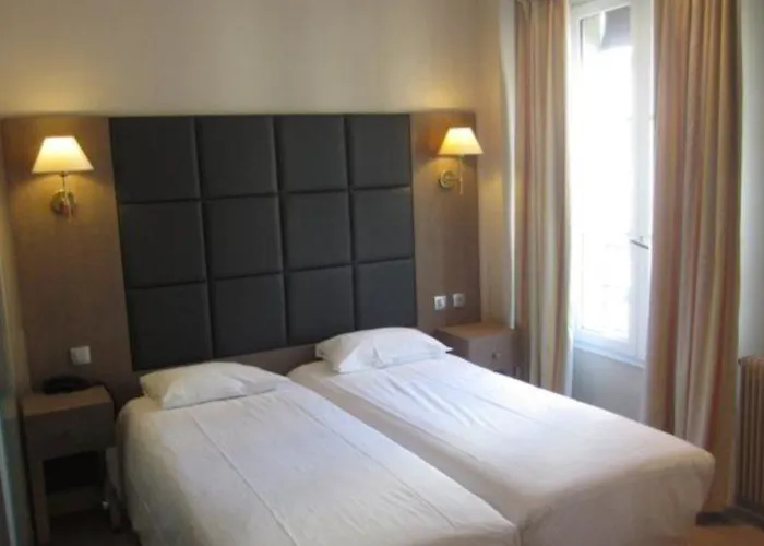 Margaux Opera Montmartre Париж